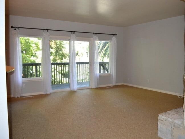 Building Photo - Spacious Two-Story Duplex Near Caledonia