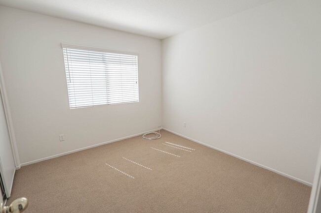 Building Photo - 4 Bedroom Home for Rent in Canyon Country!