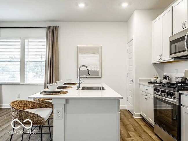 Building Photo - 6558 Hawthorne Dr