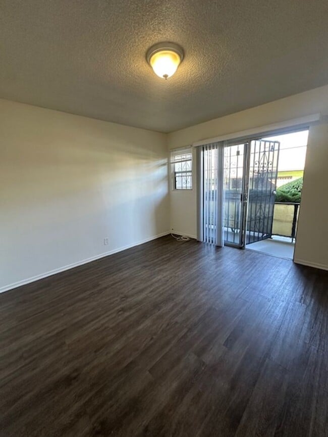 Interior Photo - 917 Centinela Ave