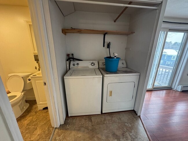 Building Photo - 35 Dinley St