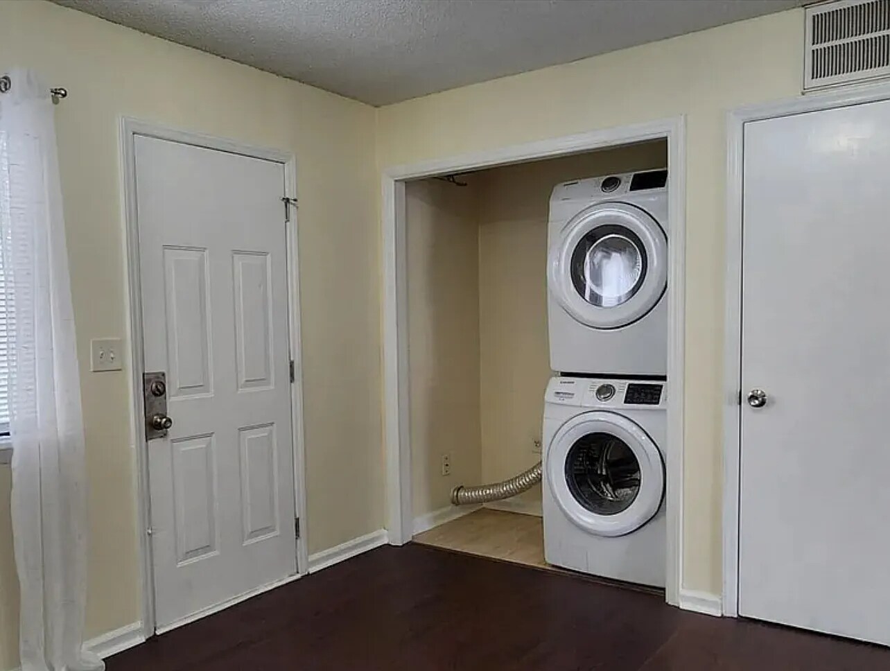 Building Photo - Room in Townhome on Fargo St