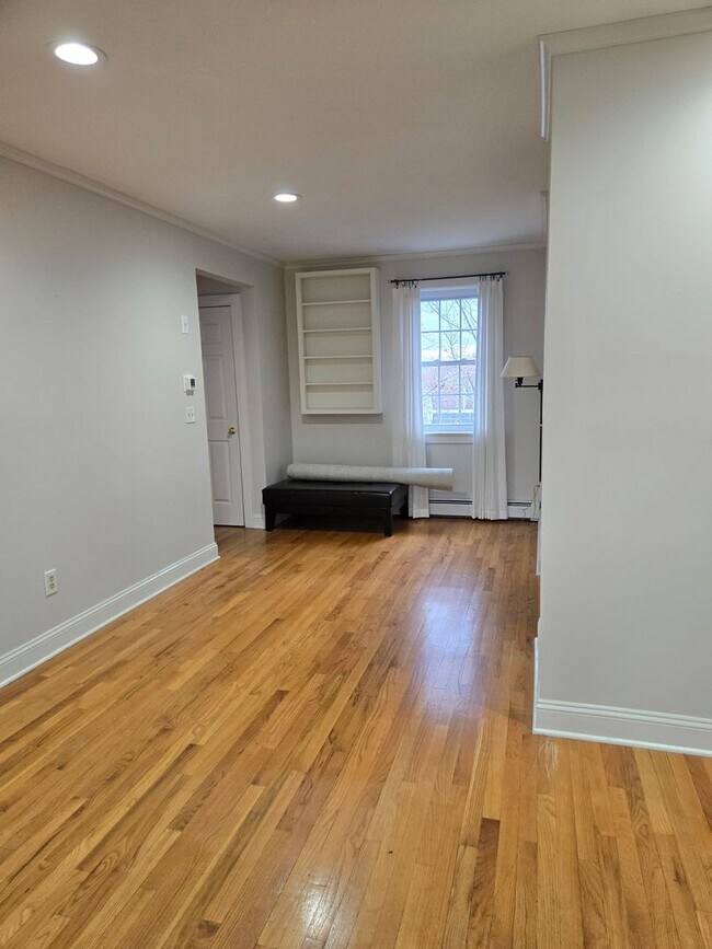 Building Photo - 5 Hillside Ave