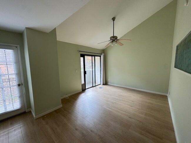 Building Photo - Spacious Tri Level 2Bed 2Bath Condo in Bay Ho