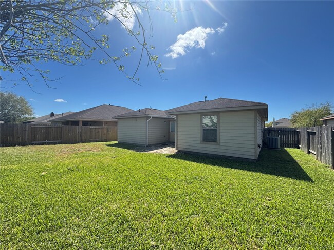 Building Photo - 7906 Emerald Oak Dr