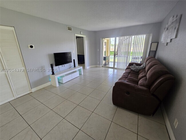 Building Photo - 1001 Coral Club Dr