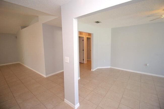 Building Photo - 12 Round Table Ln