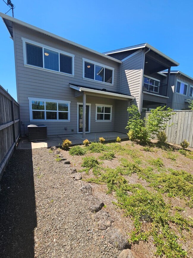 Building Photo - Beautiful Townhomes in East Medford
