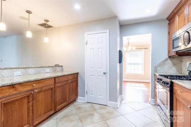 Building Photo - 6618 Castlegate Dr