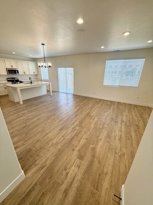 Building Photo - 564 1860 N