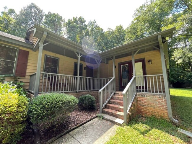 Building Photo - Wonderful ranch with inground pool!