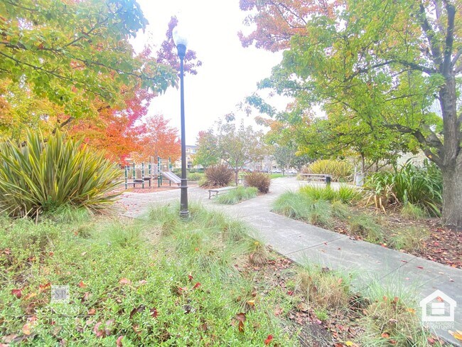 Building Photo - Must-See Charming Ground-Level 1 Bedroom Apartment