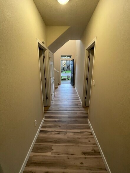 Building Photo - 1751 SE Water Lily St