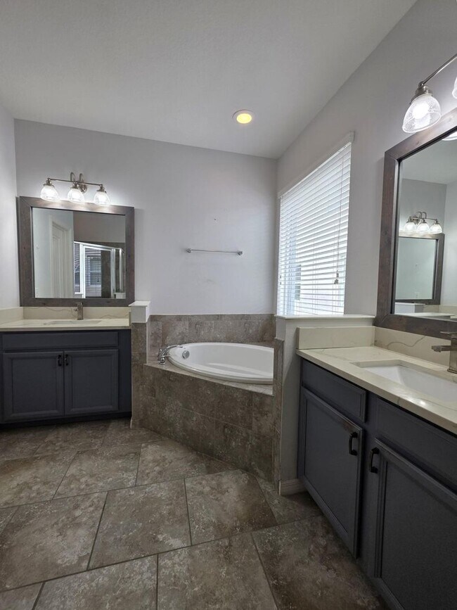 Building Photo - Gorgeous 4-Bedroom, 3-Bathroom Home in Providence