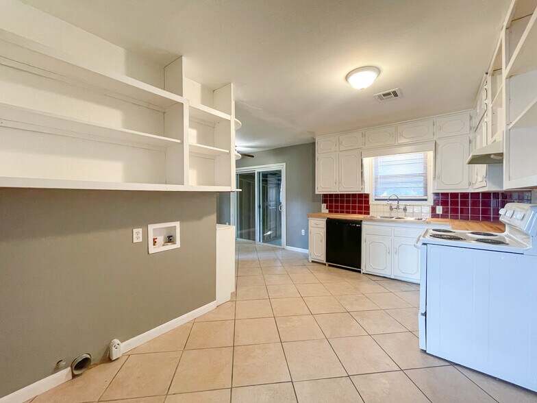 Building Photo - 1405 Guthrie Dr