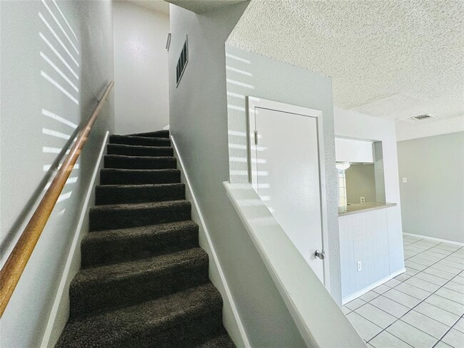 Building Photo - 5305 Woodland Oaks Ct