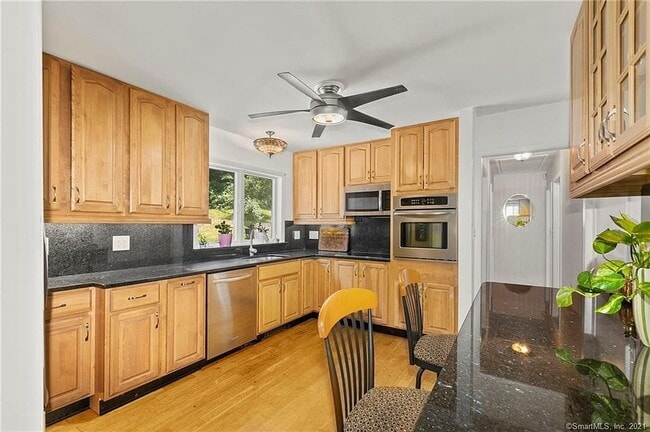 Building Photo - 2 Horseshoe Dr