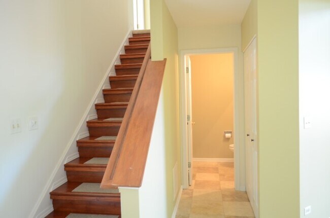Building Photo - 389 Bloomfield Ct