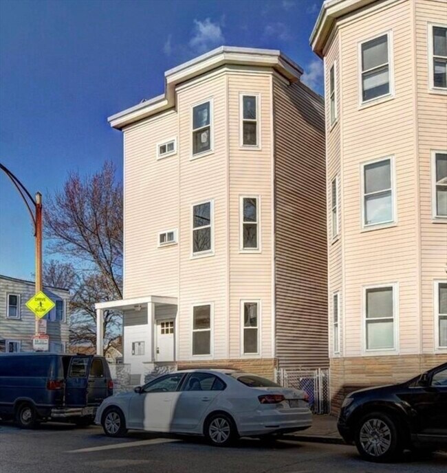 Building Photo - 70 Wordsworth St
