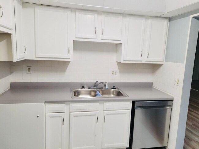 Building Photo - 2821 Somerset Dr