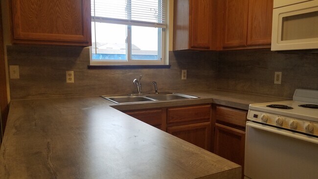 Building Photo - 1063 E 16th St