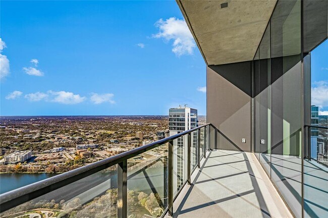 Building Photo - 610 Davis St