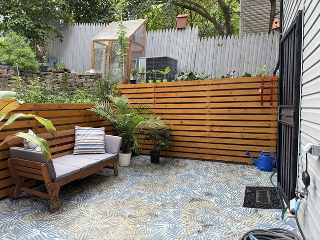 Building Photo - 1328 Morris Rd SE