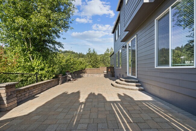 Building Photo - 5832 NW Bannister Dr