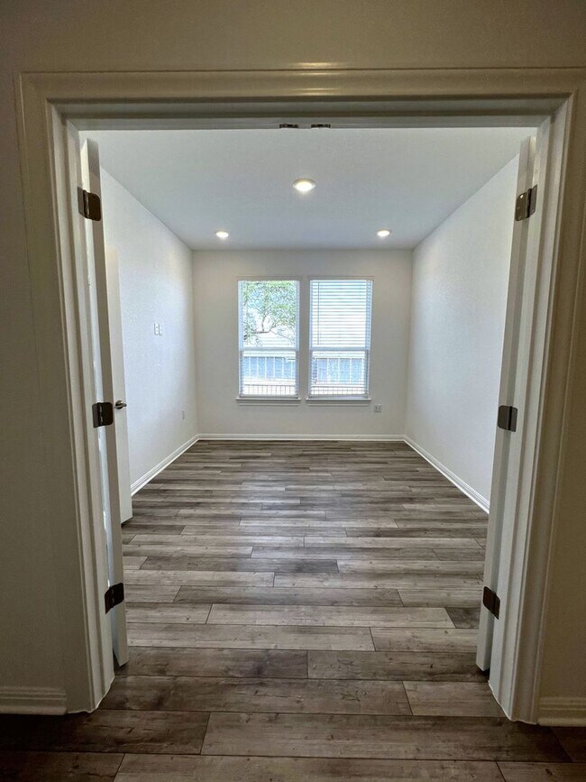 Building Photo - 106 Middle Crk Rd