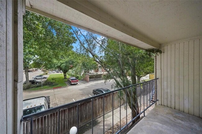 Building Photo - 3900 Woodchase Dr