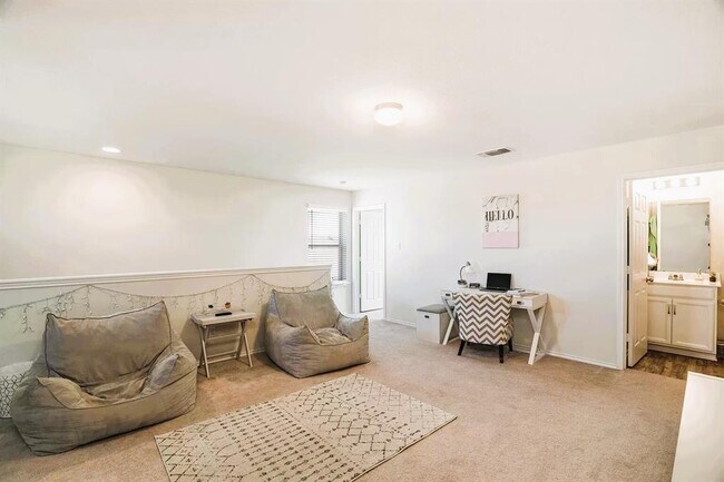 Building Photo - 205 La Dera Dr