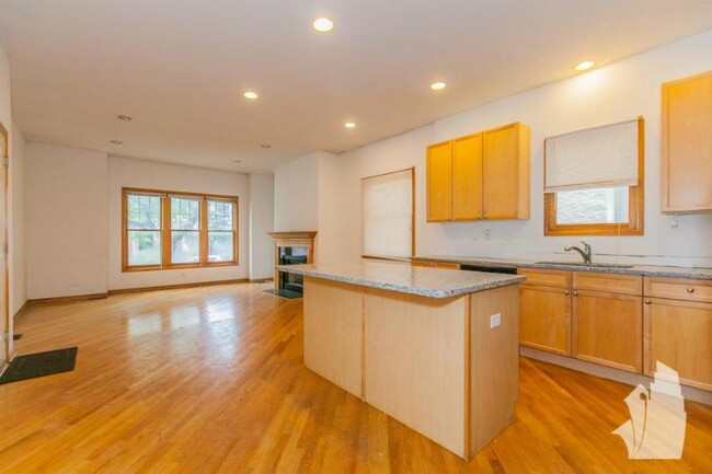 Building Photo - 5 bedroom in Chicago IL 60614