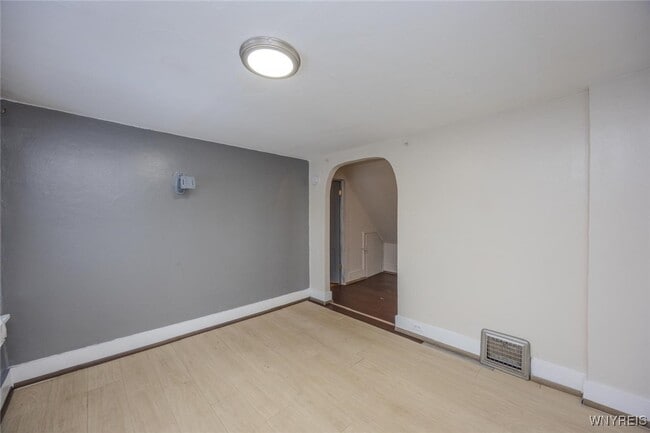 Building Photo - 68 Sirret St