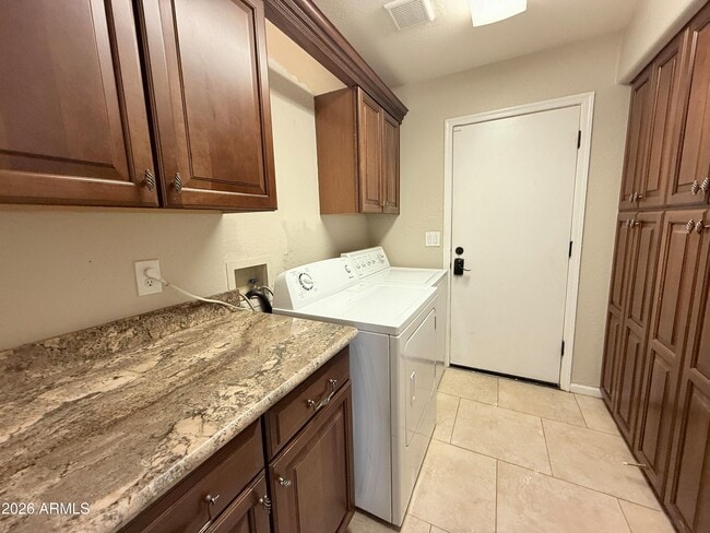 Building Photo - 902 W Sherri Dr