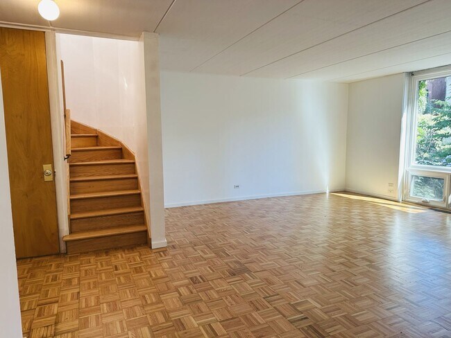 Building Photo - Hyde Park Town-House for Rent