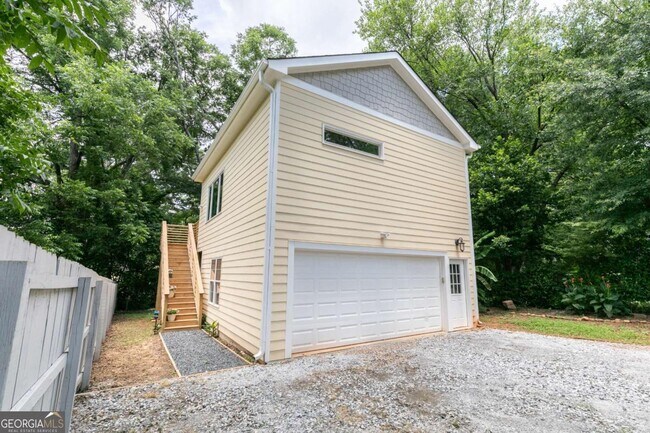 Building Photo - 1084 Sanders Ave SE
