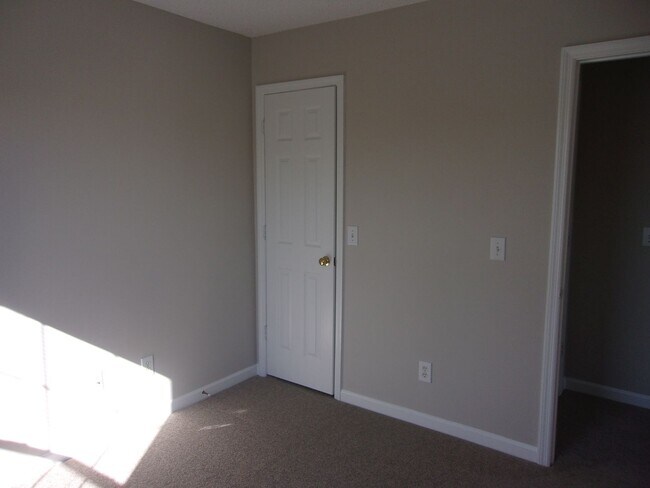 Building Photo - 3 Bedroom / 2.5 Bathroom with 2 car garage...