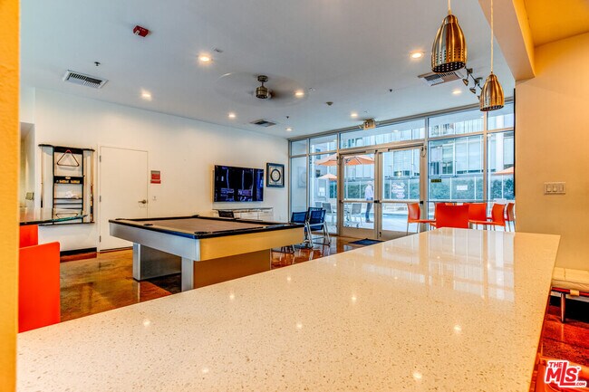 Building Photo - 645 W 9th St