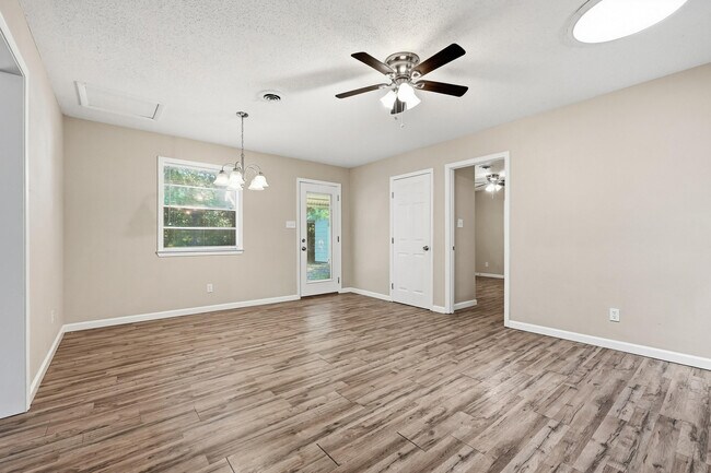 Building Photo - 338 Coral Dr SW