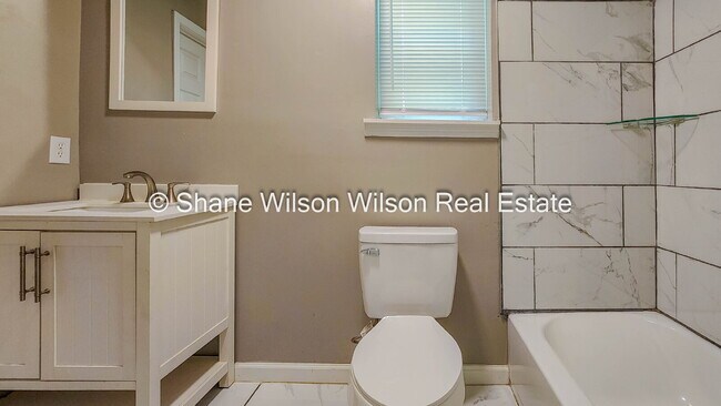 Building Photo - Cute little 1 BR / 1 BA apartment.  Move in special! 1/2 off the first month's rent!  Come View t...