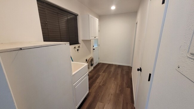 Building Photo - Family Home in Desirable Neighborhood!
