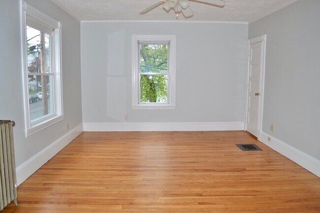 Primary Photo - 208 Irving St