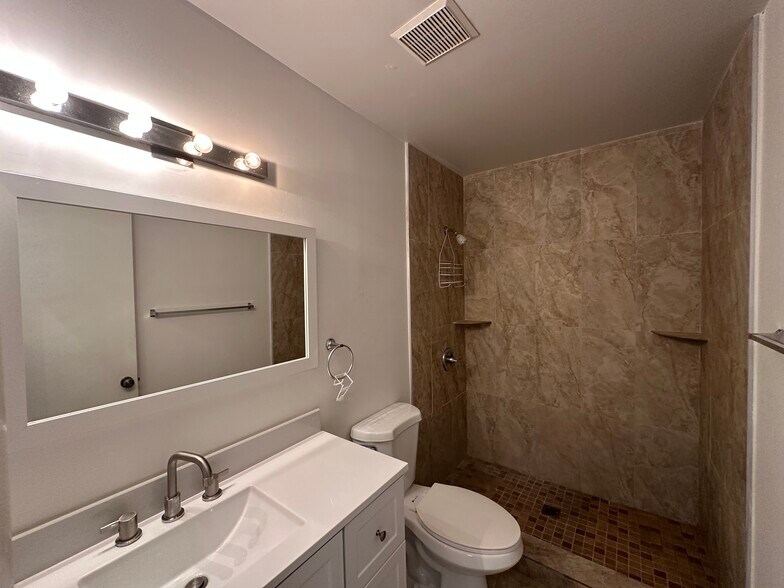Building Photo - 1024 S Independence Dr