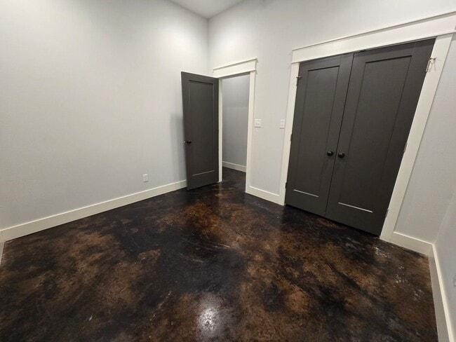 Building Photo - 305 S Pine St