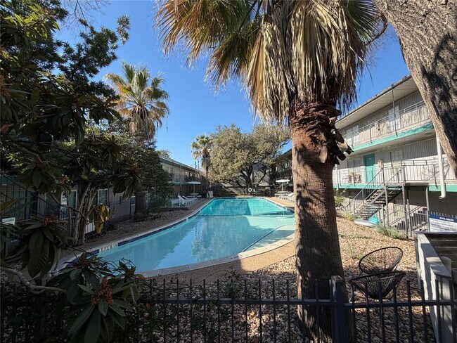 Building Photo - 300 Crockett St