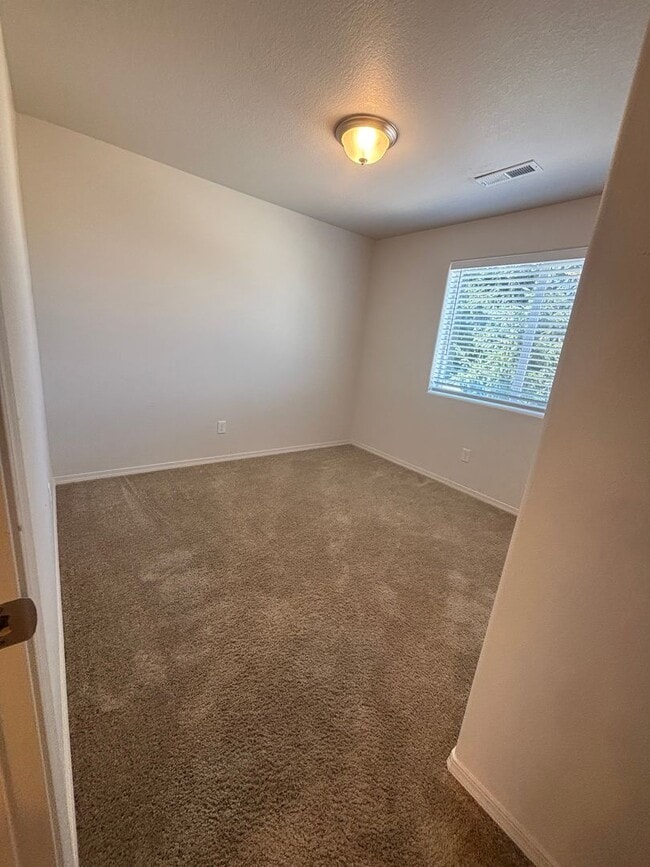 Building Photo - Eugene 3 Bed 2.5 Bath, 2 Story Single Fami...