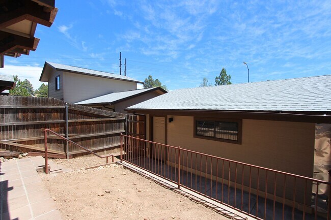 Building Photo - 1535 E Payton Wy