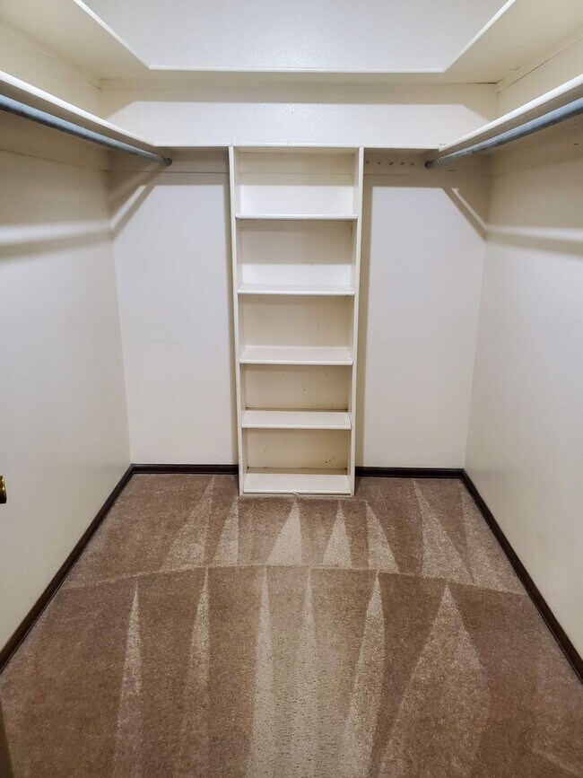 Building Photo - 1 Bedroom, 1 Bath - Basement Unit