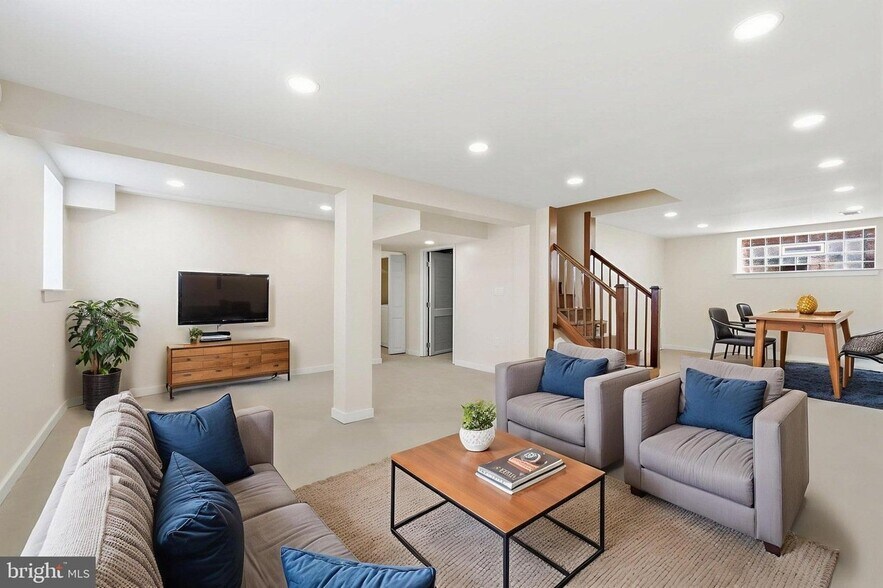 Building Photo - 3225 Chestnut St NE