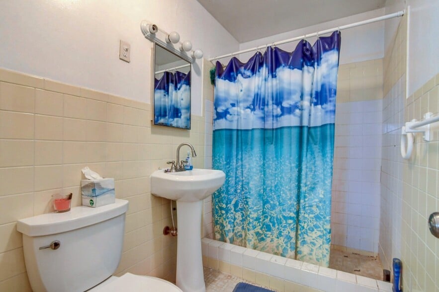 Bathroom - 817 Ridgewood Dr